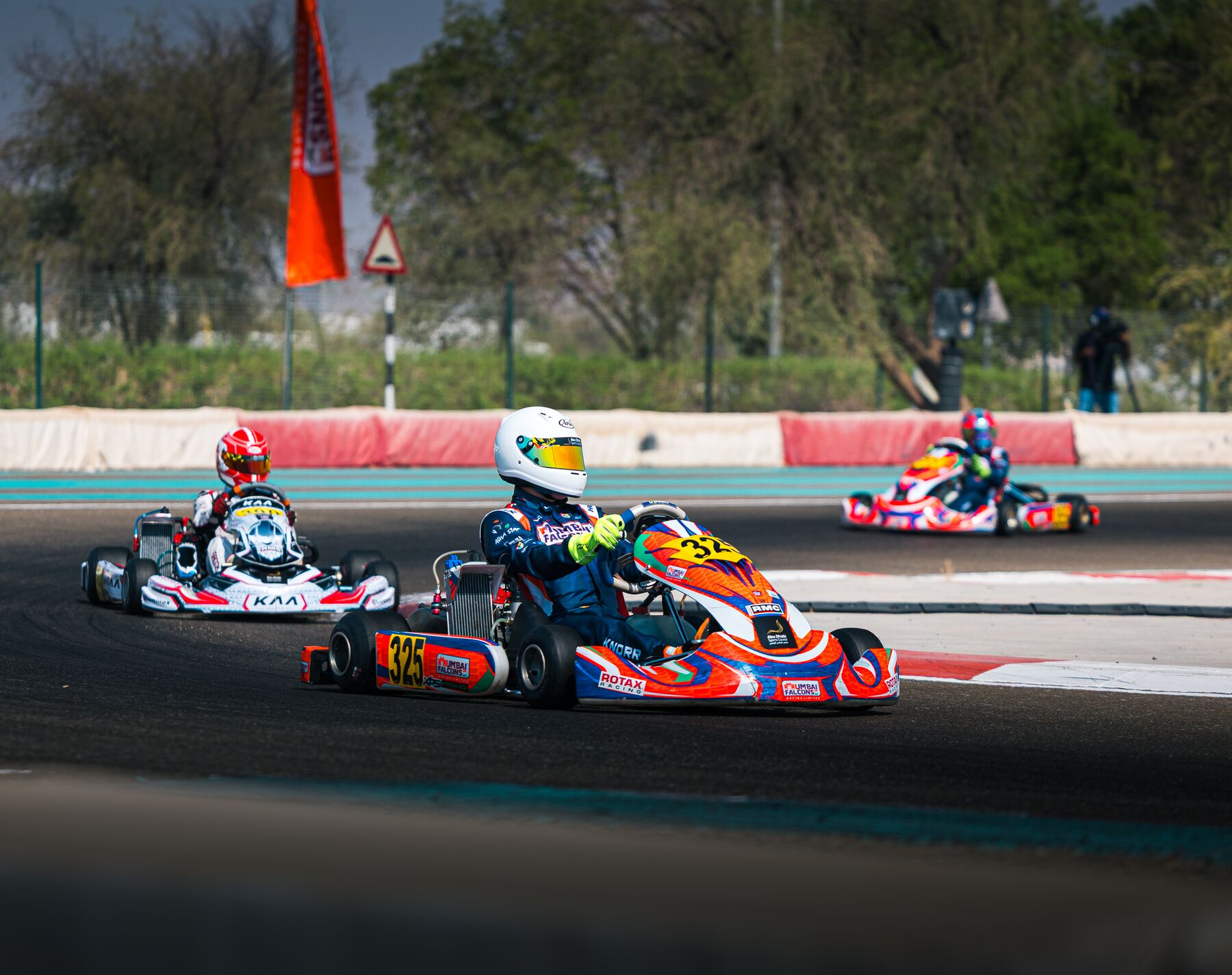 Damian Knorr #325 with rivals through a corner, Al Ain